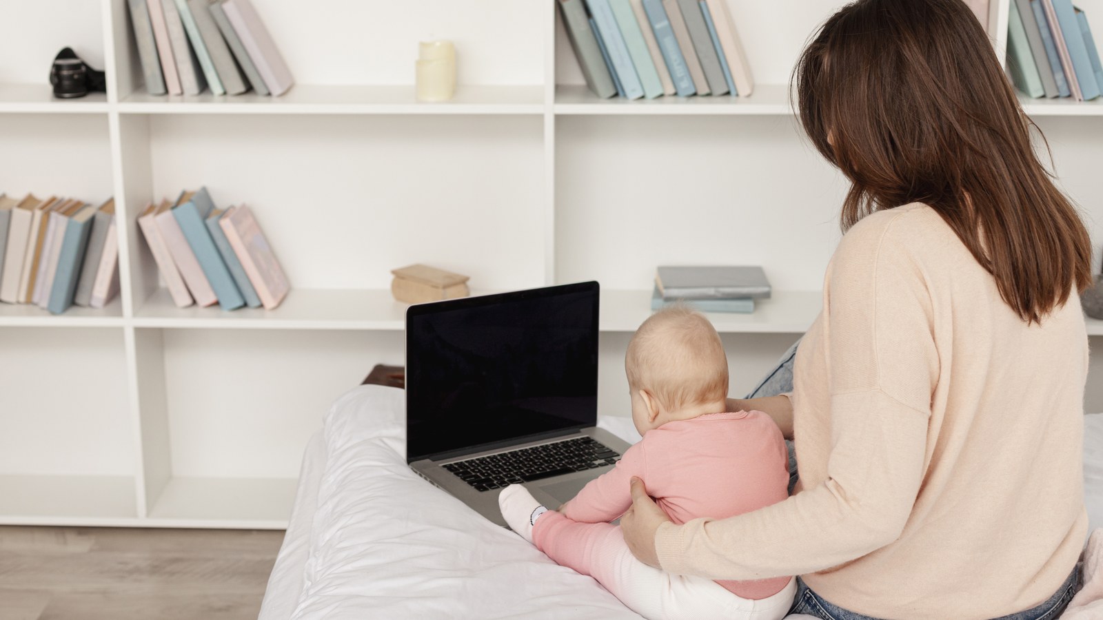 Un écoute-bébé moderne posé sur la table de nuit affichant bébé endormi
