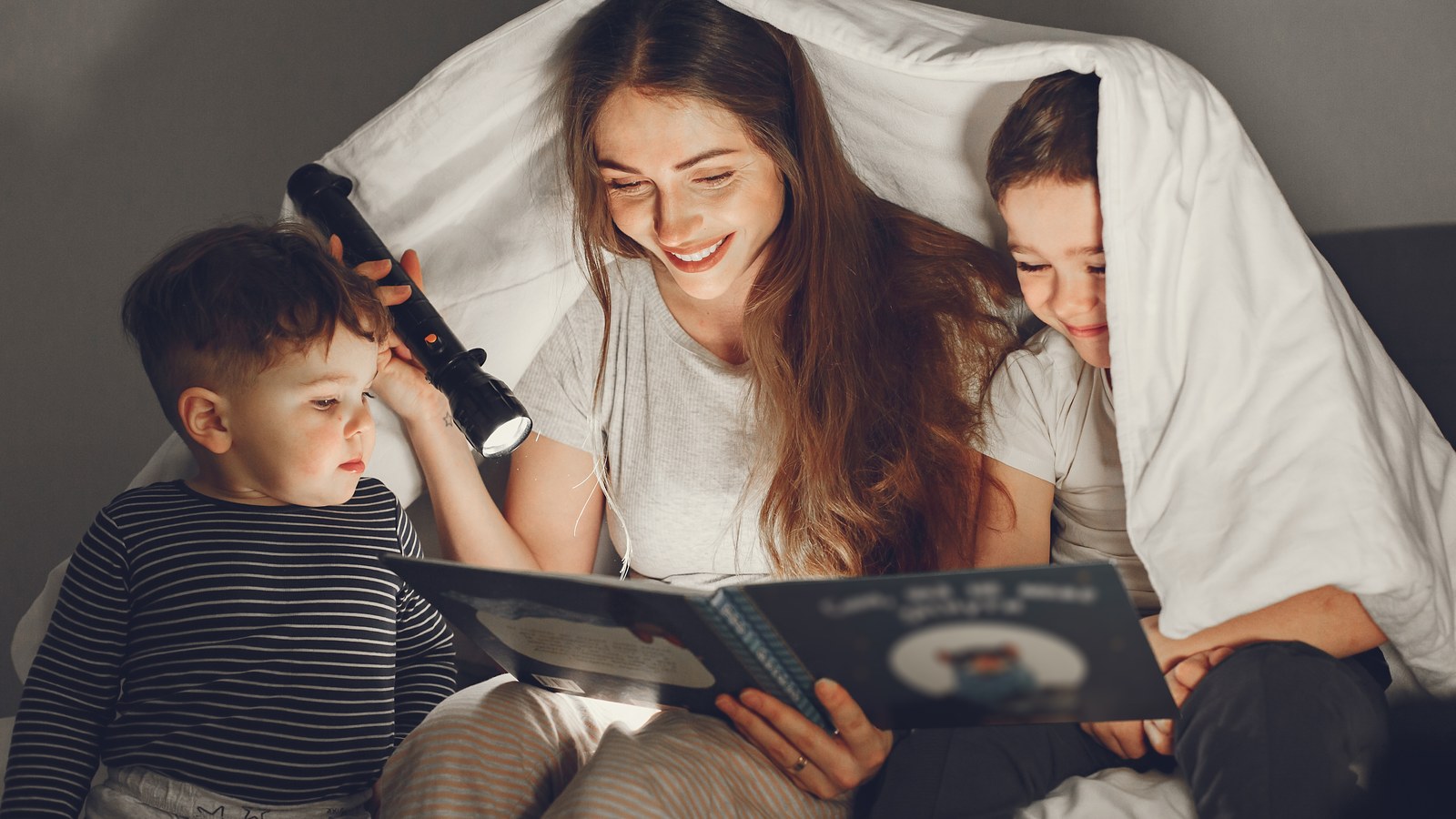 Mère et bébé profitant d'une routine du coucher calme dans la chambre
