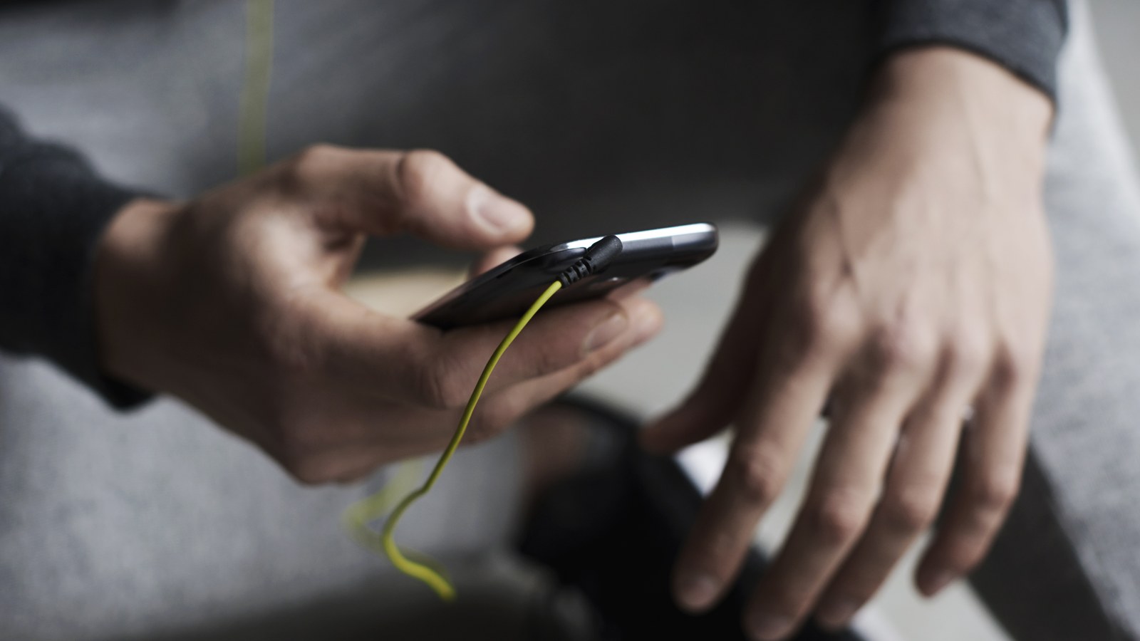 Des mains tenant un smartphone pour vérifier ses réglages