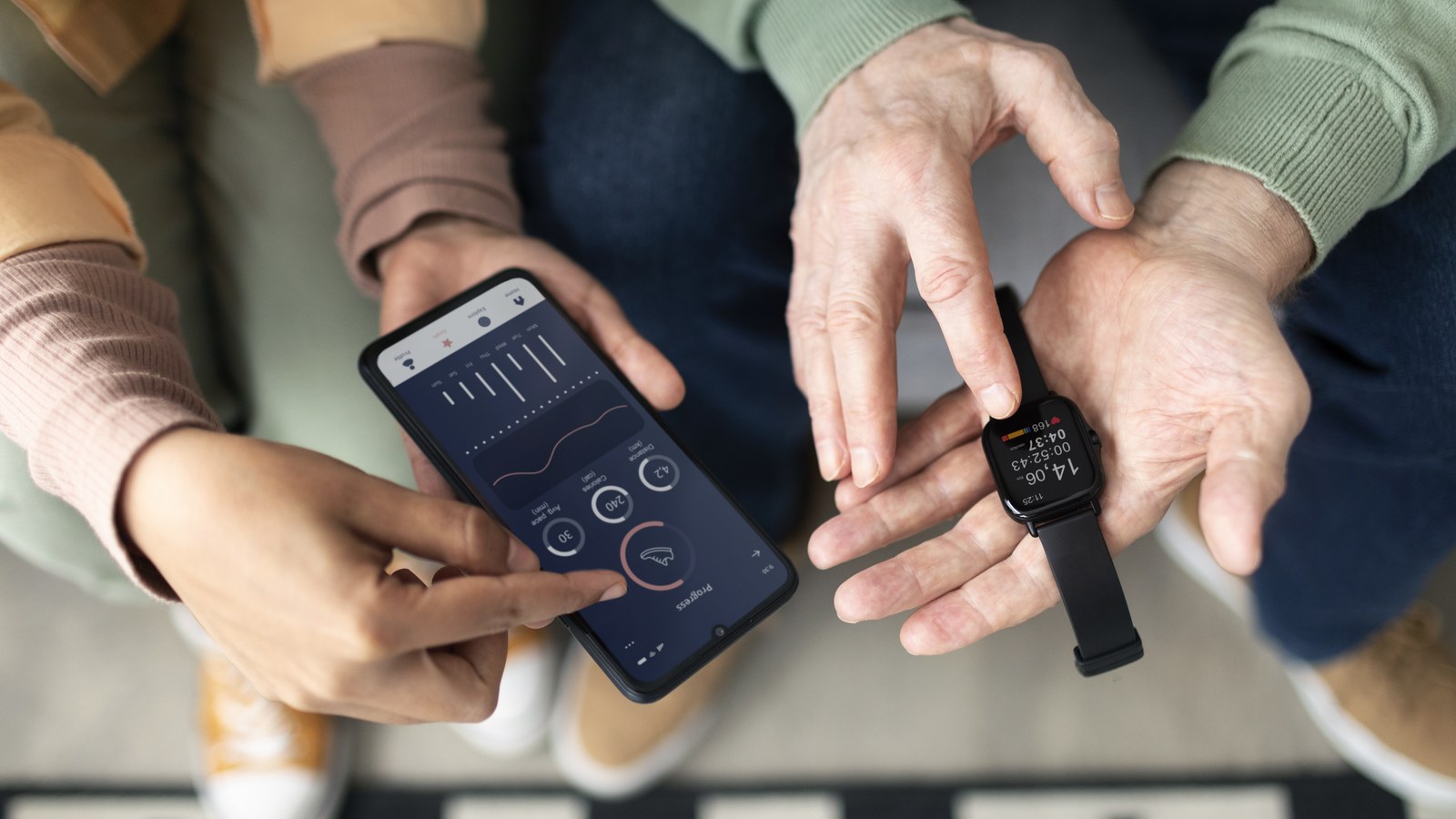 Une personne apprend à utiliser une montre connectée avec un smartphone