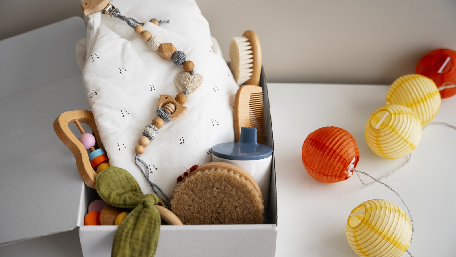 Boîte de naissance et essentiels pour le sommeil de bébé nature morte