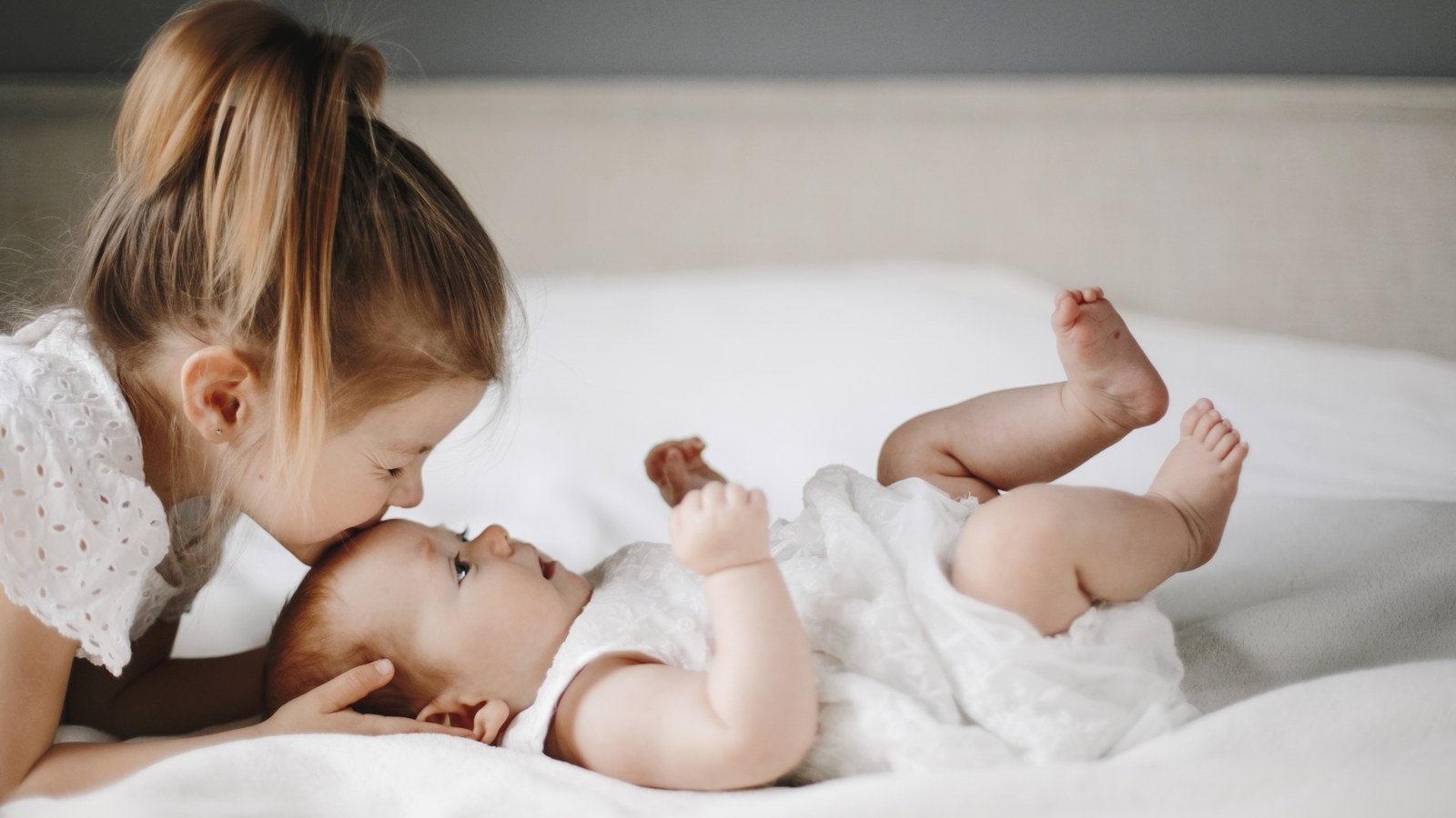How to Get Twins on the Same Sleep Schedule: Simultaneous Routines